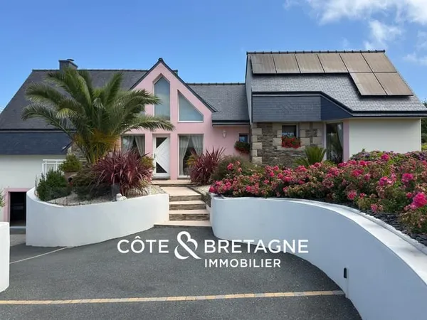 AUX PORTES DE PERROS-GUIREC, MAISON AVEC PISCINE ET VUE SUR
