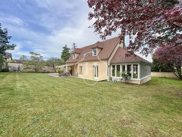Aigremont - Belle maison 8 Pièces de 168 M² avec jardin