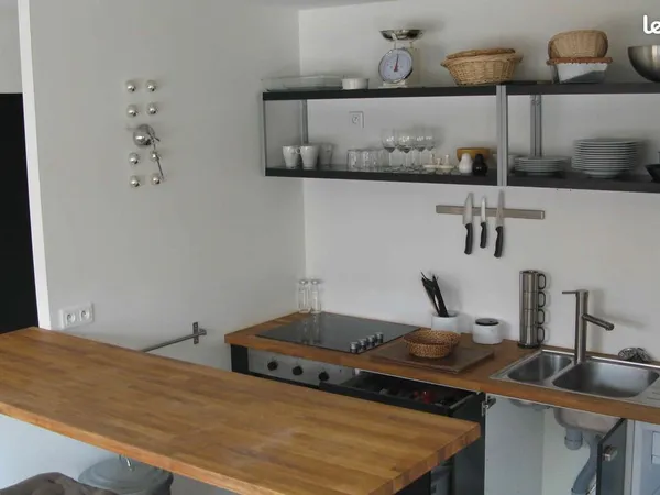 Studio meublé 40 m² moderne + lumineux - Tram B à 300 m - prêt à vivre