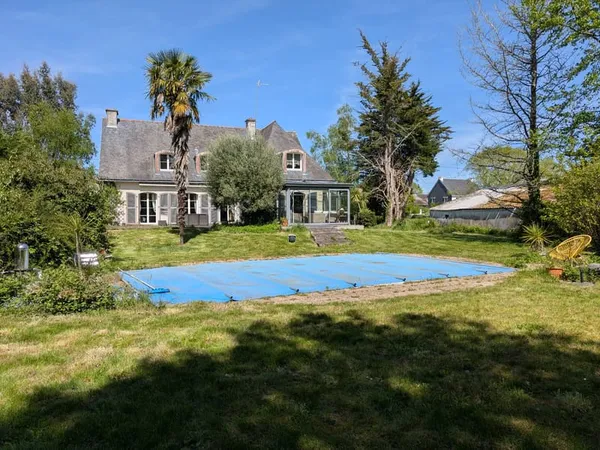 Maison familiale avec 5 chambres, piscine et grand jardin à
