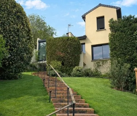 Maison d'architecte, entièrement rénovée, alliant cachet, confort et originalité située au Val d'Alb