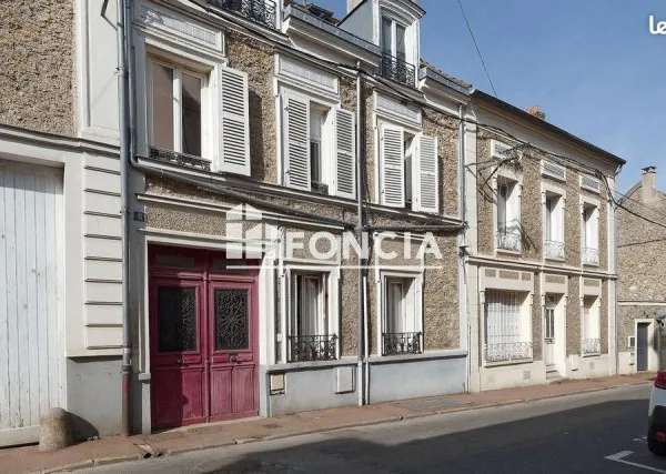 MENNECY - STUDIO plein centre-ville