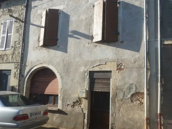 ANCIENNE MAISON DE BOURG EN PIERRE RESTAUREE. SITUATION : AU