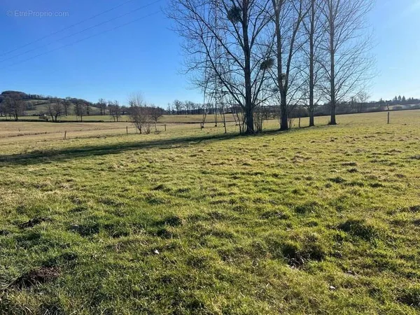 Terrain à bâtir de 359 m² à NAUCELLES (15)