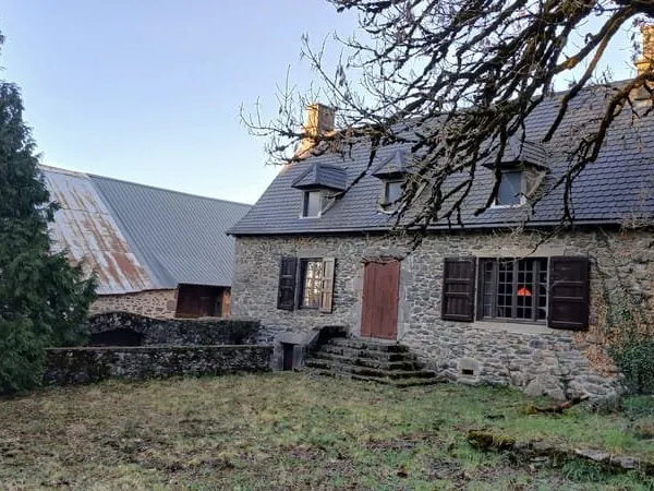 MAISON AUVERGNATE AVEC GRANGE