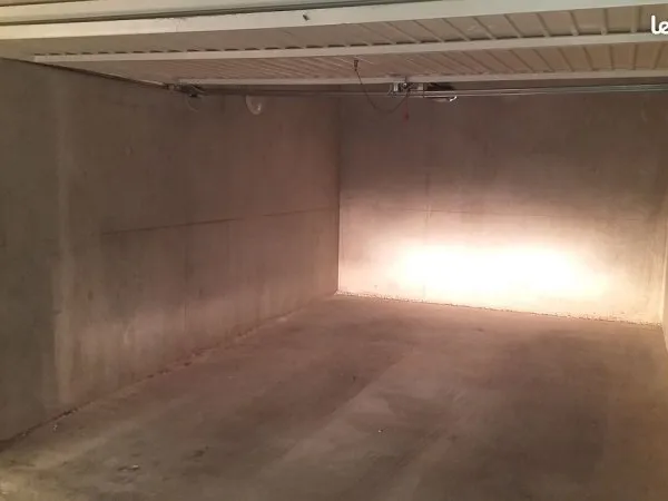 A LOUER GARAGE SANARY centre ville