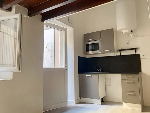 Studio en duplex avec mezzanine et accés terrasse ( cour)