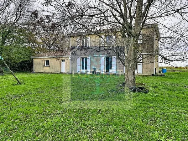 Maison avec grand jardin et double garage