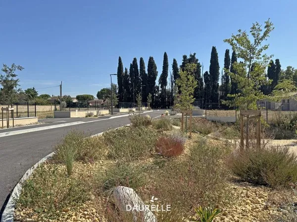 A vendre MAILLANE, terrain à bâtir viabilisé de 547m2 libre