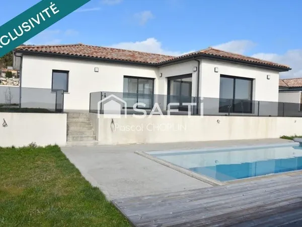 Magnifique villa lumineuse de plain pied avec piscine.