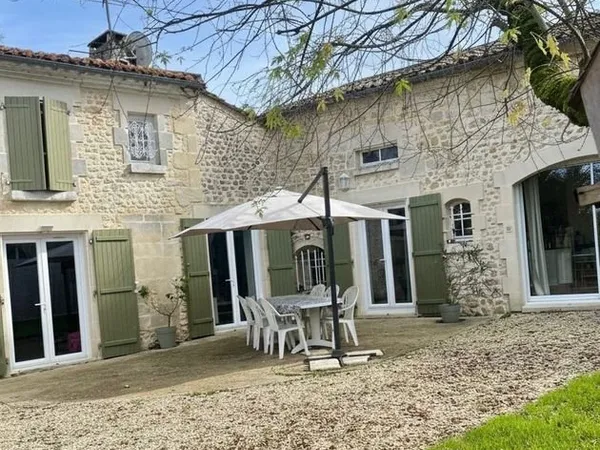Maison charentaise rénovée - 185 m² - à 5 min de Roullet-Saint-Estèphe