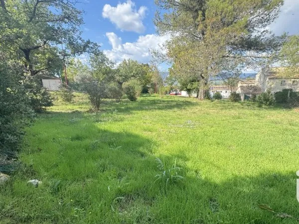 Terrain 560 m²
