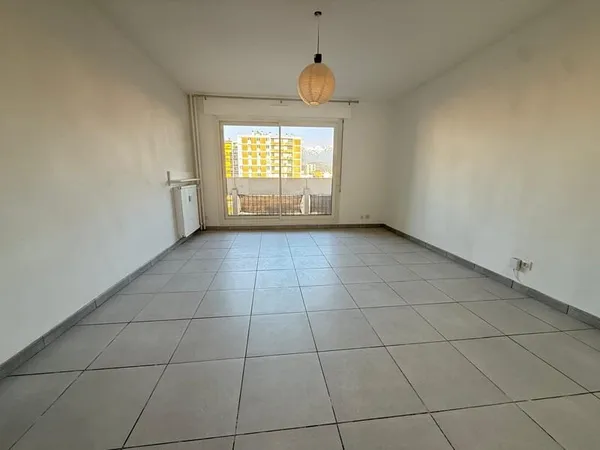 Appartement T2 avec ascenseur, balcon et cave - Grenoble