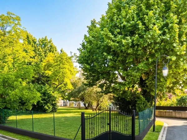 Terrain 600 m²
