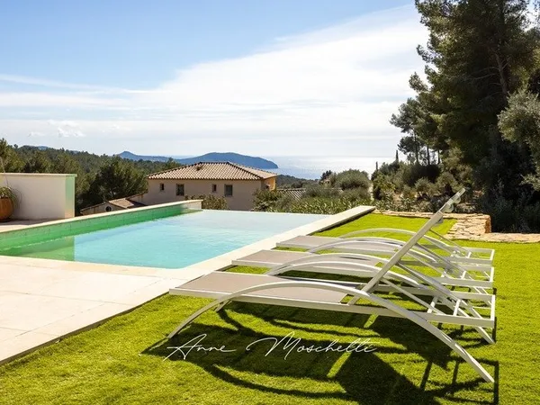 Maison moderne 250 M2 Vue sur la baie de la Ciotat sur un terrain de 2 500 M2