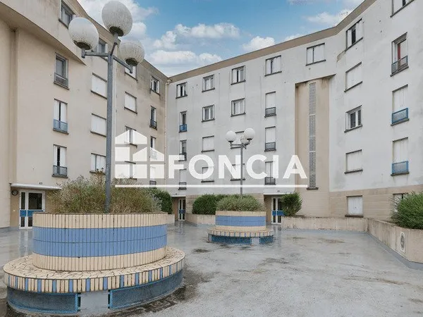 Découvrez ce superbe duplex F4 alliant espace et confort, idéalement situé à deux pas de toutes les 