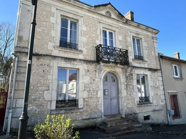 Située au coeur de Beaumont-les-Autels, agréable maison de car