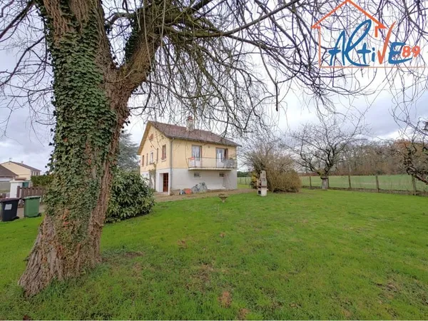 Maison à 10 minutes de Charny au centre de Champignelles avec tous les commerces, 5 cambres et jardi