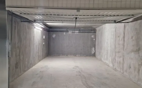 Loue garage double 31m² Lyon 7ème (Gerland) accès PMR fermé avec borne de recharge véhicule électriq