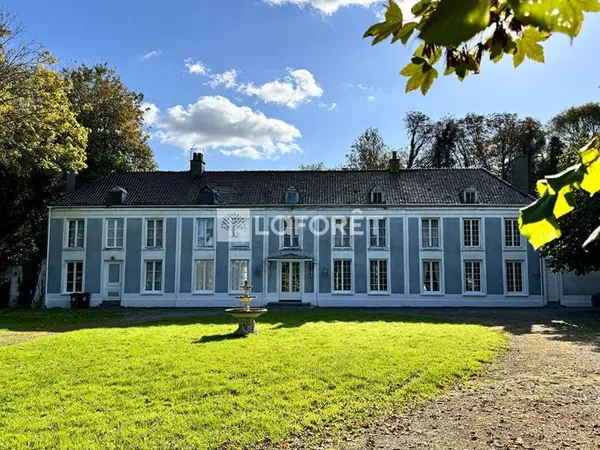 CHATEAU du 18ème siecle - chambres d'hôtes - gîtes - parc arboré - étang - dépendances