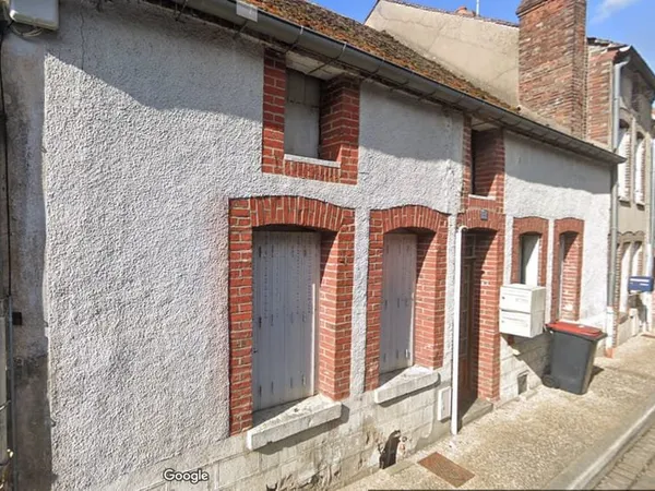 Maison de ville divisée en 2 appartments F2 à Courtenay 4 pièce(s)