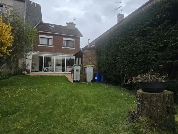 Maison semi-individuelle avec jardin, 2 garages et 4 chambres