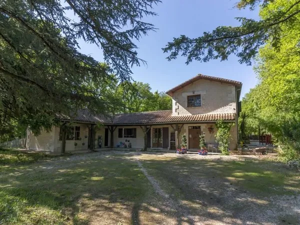 Maison spacieuse avec piscine, grandes dépendances et terrain