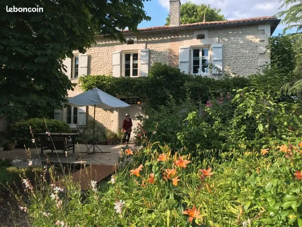 Grande maison Charentaise 4 chambres, 2 salons, avec pigeonnier, grange, puits, verger et terrain de