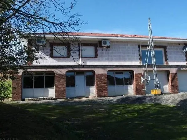 Moderne, à compléter villa spacieuse avec équipement