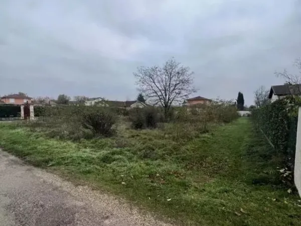 Terrain constructible 660m² - Plat et sans vis à vis - Saint Maurice de Gourdans