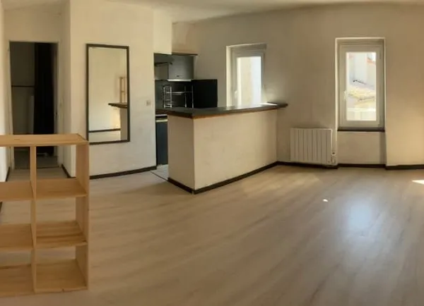 CENTRE VILLE CASTELNAUDARY STUDIO 3EME ETAGE IMMEUBLE