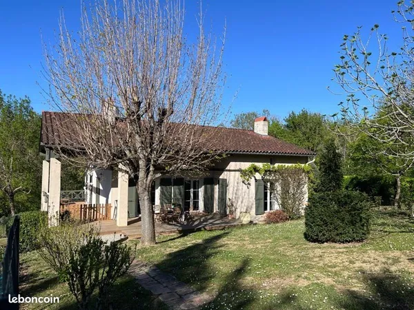 Maison familiale dans un cadre verdoyant au calme