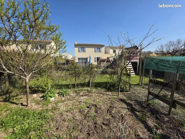 Villa récente à deux pas du village sur un terrain arboré