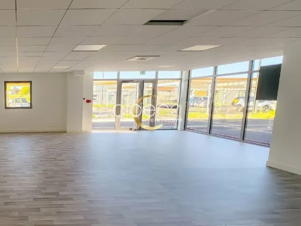 BUREAUX AVEC VITRINE à LOUER