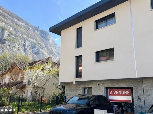 À vendre : magnifique maison mitoyenne de 160 m² à Étrembières, collée à la frontière suisse