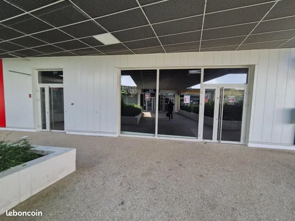 Local commercial 219 m²