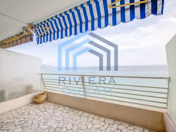 MENTON - Face a la mer, appartement type 3 avec terrasse, ca