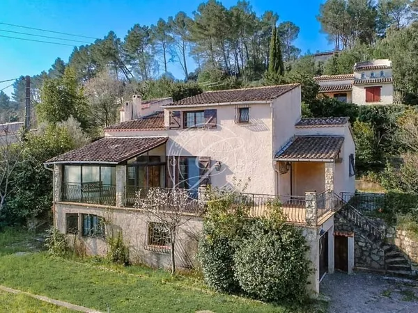 A Vendre Lorgues villa traditionnelle avec garage, piscine et superbe vue .