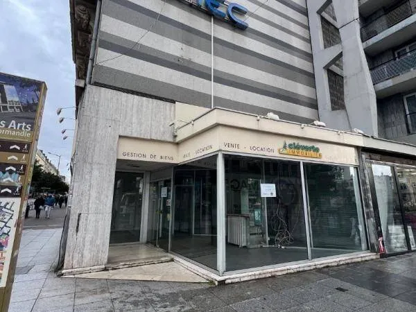 Local commercial 1 pièce 65 m²