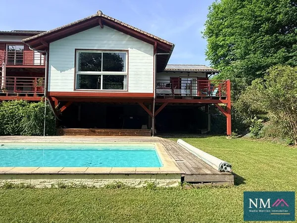 Maison ossature bois de 140 m² avec piscine, terrasse sud et panneaux solaires, au calme, en pleine 