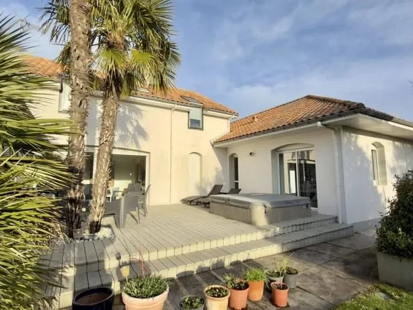Villa 9 pièces 227 m²