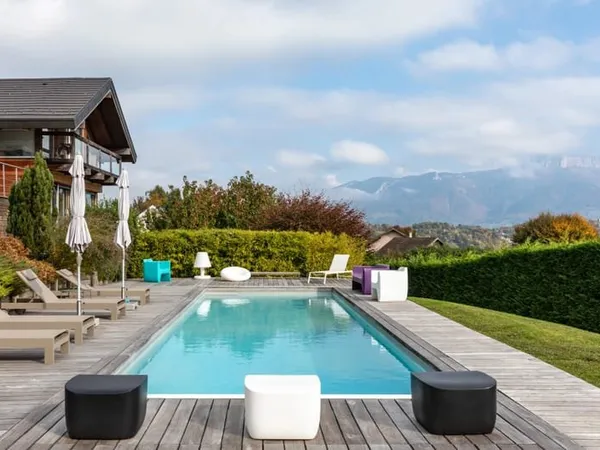 Propriété d'architecte avec piscine offrant une vue panoramique sur le lac et les montagnes