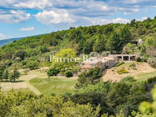 Dans les Alpes de Haute-Provence, un domaine de chasse de près de 140 ha et son mas du 18e s. .
