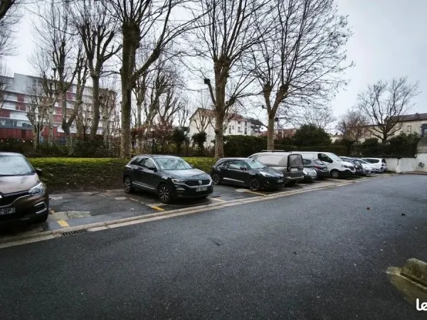 Parking ouvert Bezons centre ville prox Mairie