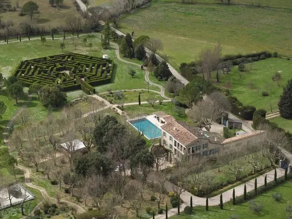 Maison 11 pièces 677 m²