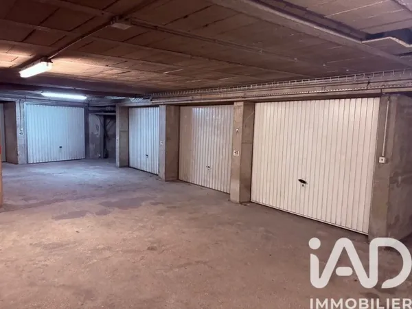 Vente Parking/garage/box 100 m²
