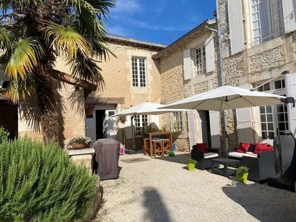 Grande maison de ville sur les rives de la Charente