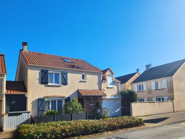 Maison 7 pièce(s) 126 m2 Savigny Le Temple Bourg
