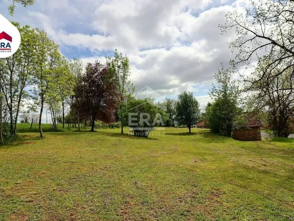 Beau terrain constructible avec petite grange