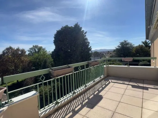 Spacieux T3/T4 dans résidence sécurisée avec terrasse et dou